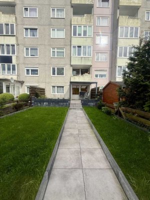 Moderne 3-Zimmer-Gartenwohnung mit überdachter Terrasse und Tiefgaragenstellplatz