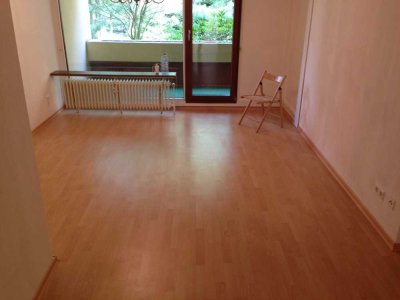 Schöne 3-Zimmer-Hochparterre-Wohnung mit gehobener Innenausstattung mit Balkon und EBK in Laatzen