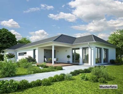 Komfortables Einfamilienhaus mit überdachtem Schwimmbecken