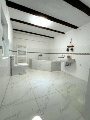 Teilweise renovierte Doppelhaushälfte + Scheune mit viel Potential