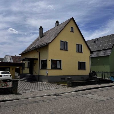 Bezugsfreies Einfamilienhaus
mit Doppelgarage und Nebengebäude
in Forst!