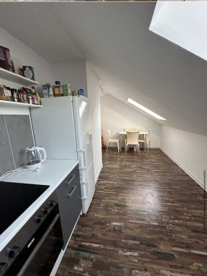 2 Zimmer Wohnung im Dachgeschoss in ruhiger Maintal Lage