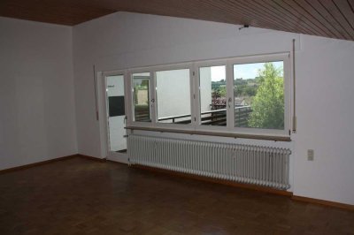 Großzügige, helle Obergeschoß-Wohnung mit großem Balkon mit Aussichtslage