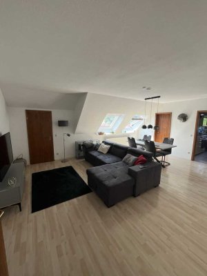 Lichtdurchflutete 3 Zimmer Wohnung im DG mit EBK und Lampen