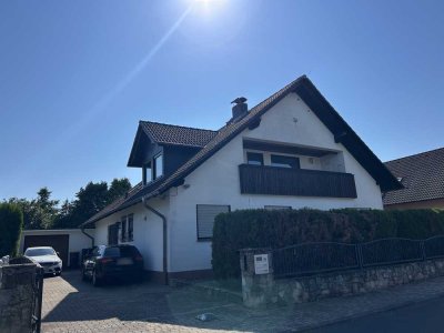 Attraktives Zweifamilienhaus mit großem Garten, Garage und viel Potenzial