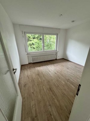 moderne, helle Wohnung mit Balkon