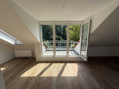 Erstbezug nach Sanierung mit Balkon: Exklusive 2-Zi-Dachgeschosswohnung