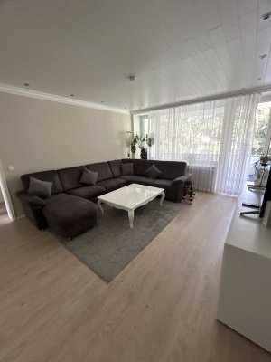 Günstige, neuwertige 4-Zimmer-Wohnung mit Balkon in Köln