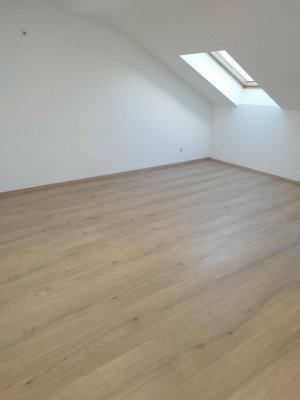 Provisionsfrei von Eigentümer: Helle Dachgeschosswohnung mit Wohnküche und Dachterrasse in stilvollem Altbau