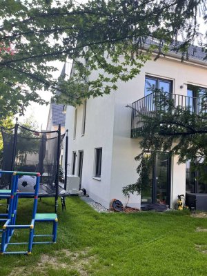 Exklusives und neuwertiges Reihenhaus mit vier Zimmern und Einbauküche in München