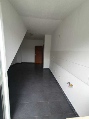 Renovierte Dachgeschosswohnung mit 2 Zimmern, Küche & Balkon
