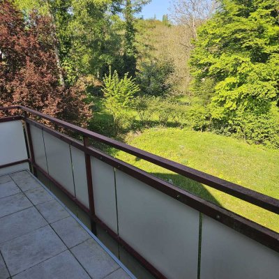 Helle 2 1/2 Zimmer Wohnung mit Balkon und Außenstellplatz