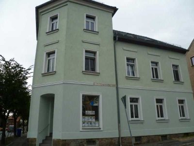 Gutgeschnittene, kleine 3 Zimmer-Wohnung mit neuem Bodenbelag und neuen Dachfenstern