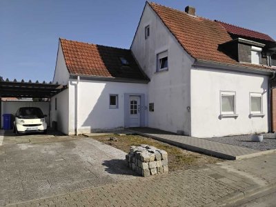 RESERVIERT!! Teilweise renovierte Doppelhaushälfte mit großem Grundstück im Westen der Stadt