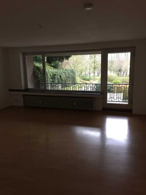 Vollständig renovierte Wohnung mit zwei Zimmern sowie Balkon und Einbauküche in Aachen