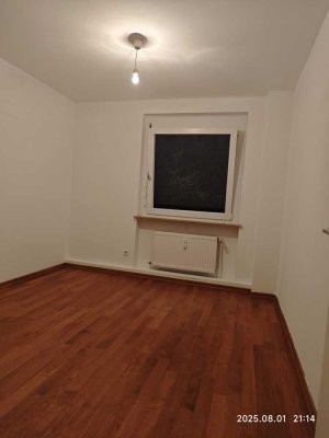 Wg Zimmer in einer großen/modernen Wohnung
