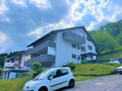 ++Großzügiges 9-Familienhaus mit 5 Garagen und 4 Außenstellplätze zu verkaufen++