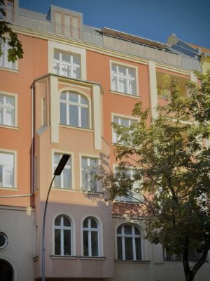 Helle Altbauwohnung mit Wohnküche und Aufzug nahe KaDeWe