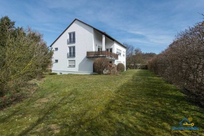 Top-sanierte Dachgeschosswohnung mit Garage in idyllischer Lage