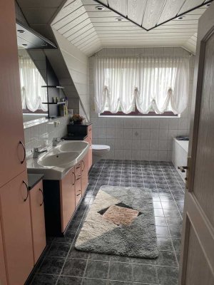 Freundliche 3,5-Zimmer-Dachgeschosswohnung mit EBK in Mainbach