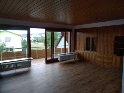 Grosszügige helle 3 ZKB - Wohnung im 1.OG mit Garten