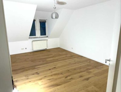 Zentrale 2-Zimmer-Dachgeschosswohnung mit Balkon und EBK