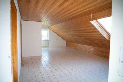 Frisch renovierte Dachwohnung mit offenem Layout im 2. OG