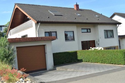 Großzügiges Wohnen in toller Lage - Einfamilienhaus mit ELW und 2 Garagen