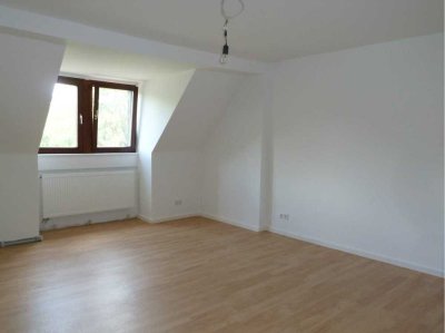 Zwei Zimmer in gemütlicher Dachgeschoss-Wohnung für Singles, Paare, Pendler (WG)