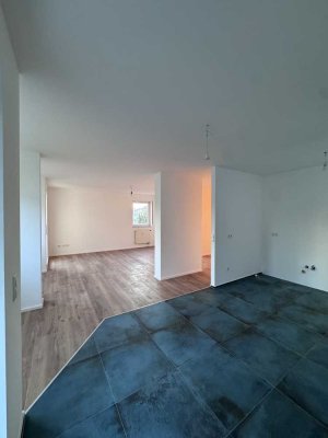 Erstbezug nach Sanierung mit Balkon: Geschmackvolle 3-Zimmer-Wohnung mit geh. Innenausstattung