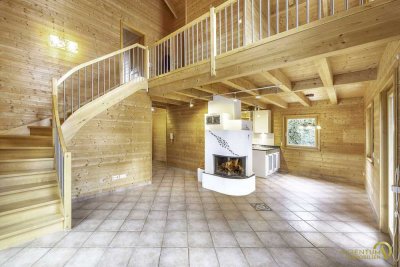 Geschmackvolles, energieeffizientes Massivholzhaus mit 3 Schlafzimmern und Wintergarten zur Miete