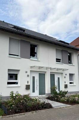Erstbezug - moderner Reihenhaus Neubau in familienfreundlicher Lage in Mannheim-Wallstadt