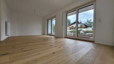 Erstbezug: Moderne Erdgeschosswohnung mit tollem Erker, großzügiger Terrasse & privatem Südgarten