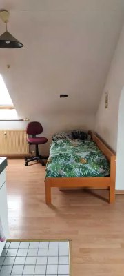 Möblierte 1-Zimmer-Wohnung mit Dachschräge in Mannheim Rheinau-Süd