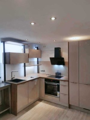 Modernisierte Wohnung mit fünf Zimmern sowie Balkon und EBK in Vilsbiburg