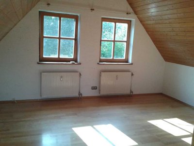 Geschmackvolle 1-Zimmer-Dachgeschosswohnung mit Einbauküche in Pötzmes