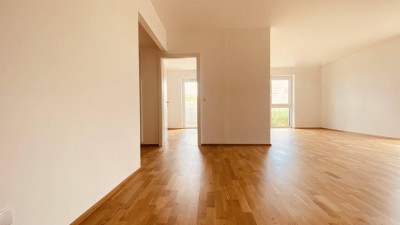 Neubau Erstbezug Gemütliche Drei Zimmer Wohnung mit Balkon und Grünblick