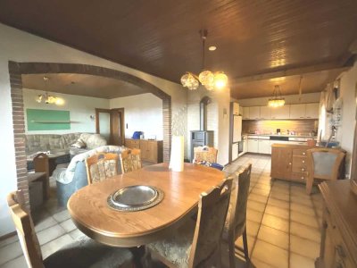 Großzügiges Zuhause mit Einliegerwohnung, Terrasse und weitläufigem Grundstück