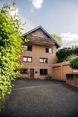 Exklusive, frisch sanierte & voll möblierte Wohnung mit eigener Garage