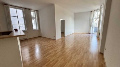 Attraktive 2,5 Zimmer-Whg., Altstadt RE, mit hohen Decken, Einbauküche, Balkon, Keller, Aufzug