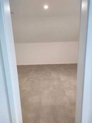Erstbezug nach Sanierung: 2-Zi.-Dachgeschosswohnung in Frickenhausen
