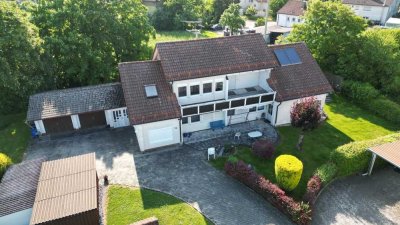 Großzügiges Zweifamilienhaus mit Büroeinheit