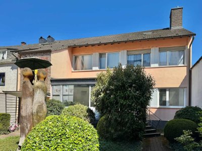8 Stellplätze, 3 Wohnungen, 1 Gewerbeeinheit - zentrale Lage - voll vermietet