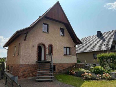 Ihre Chance für Wohnen und stilles Gewerbe: EFH mit 4 Zimmer + Büro-/Kosmetik-/Therapiebereich!!