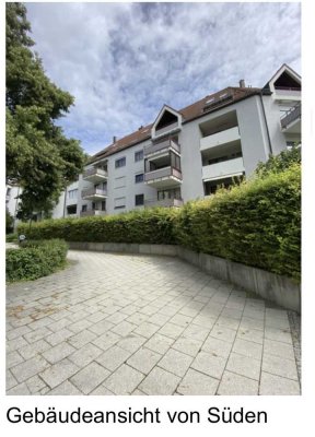 Vollständig renovierte Wohnung mit drei Zimmern sowie Balkon und EBK in Augsburg