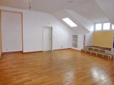 # Licht, Weitblick & Altstadtflair – Dachgeschosswohnung in den Ulanenkasernen - frei ab 1.11.25!