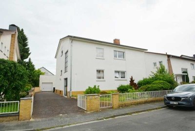 Großzügiges Zweifamilienhaus mit großem Garten, Nebengebäude und 2 Garagen in guter Lage von Rodgau!