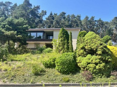 Geräumiges Einfamilienhaus mit Schwimmhalle, Sauna & Garage in Ortsrandlage