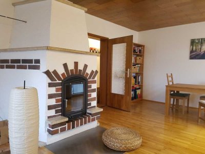 Zuhause am Kamin. Freundliche Wohnung mit besonderem Extra