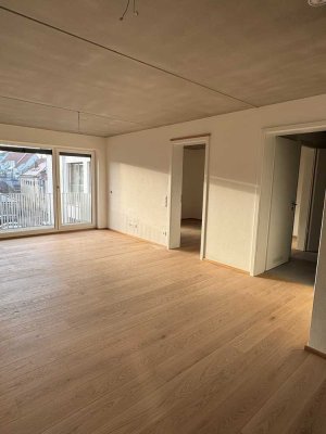Erstbezug mit Balkon und Einbauküche: Stilvolle 3-Zimmer-Wohnung mit geh. Innenausstattung